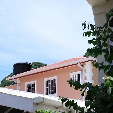 Maggie'S Inn Soufriere Exterior photo