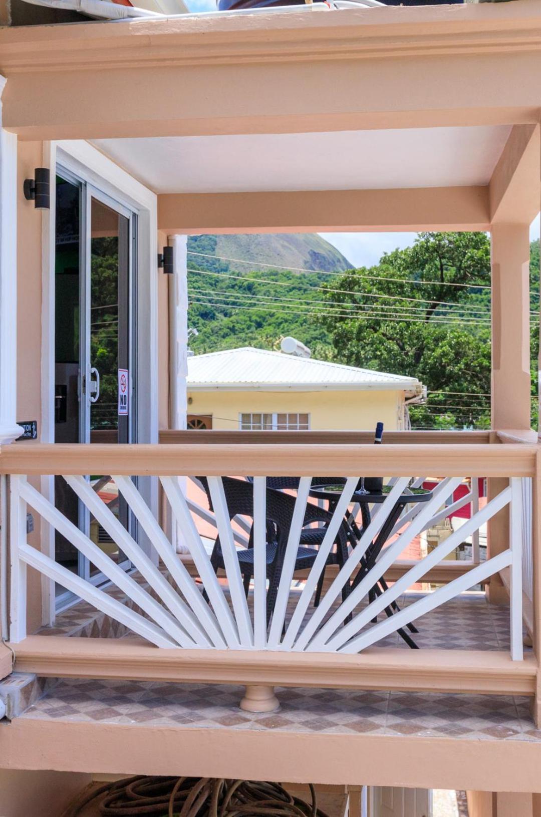 Maggie'S Inn Soufriere Exterior photo