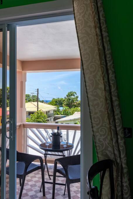 Maggie'S Inn Soufriere Exterior photo
