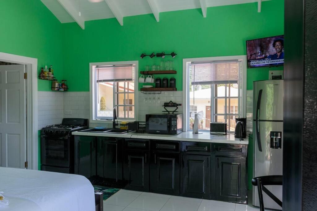 Maggie'S Inn Soufriere Exterior photo